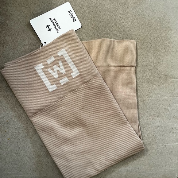 Wolford Shaping Athleisure Biker Shorts - Picture 2 of 10